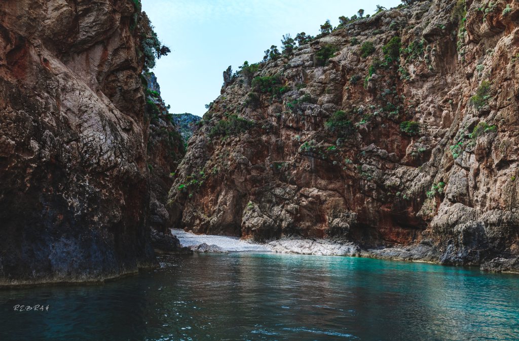 Από Κολυμπάρι στις Μένιες: Ανακαλύψτε απομονωμένες παραλίες & Σπηλιές