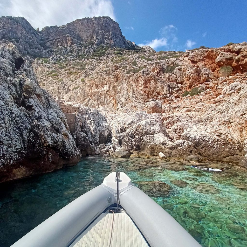 Ο Γύρος της Χερσονήσου του Ακρωτηρίου με Σκάφος από τα Χανιά