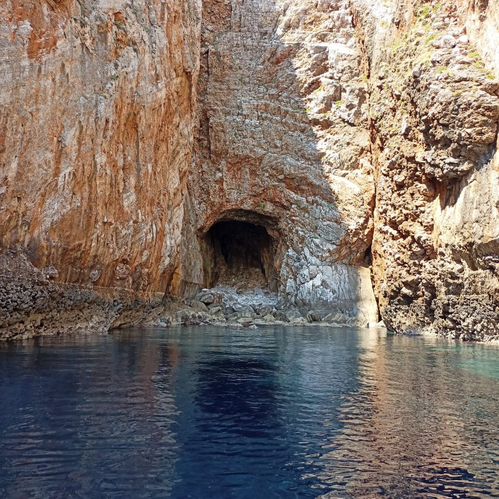 Στις Κρυφές παραλίες και τις σπηλιές των Χανίων με Σκάφος