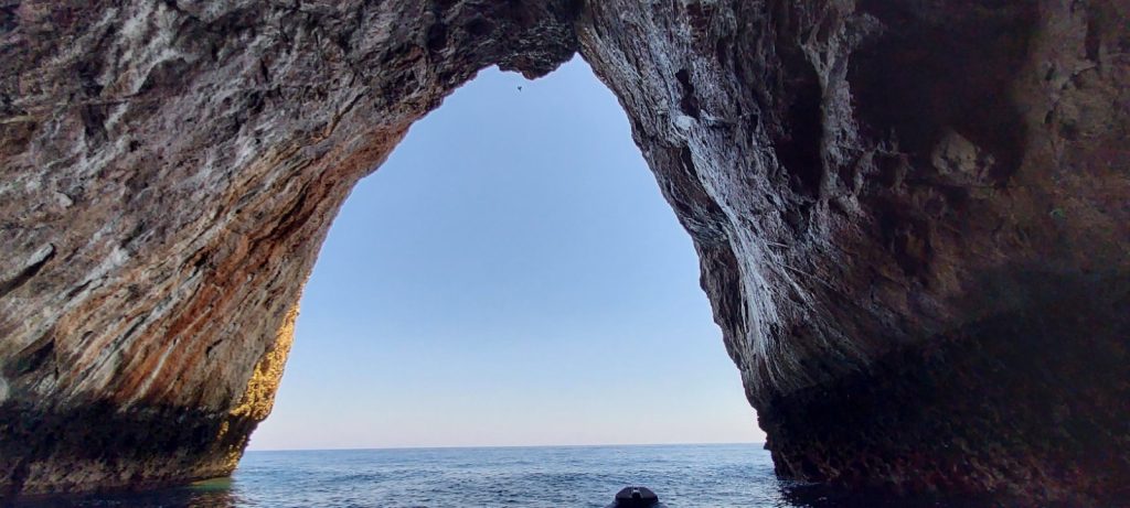 Κρουαζιέρα στις σπηλιές, τις Κρυφές Παραλίες και τις Μένιες Από Κολυμβάρι