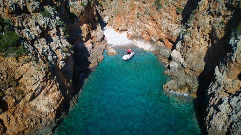 Κρουαζιέρα από τα Χανιά στους κρυφούς θησαυρούς του Ροδωπού